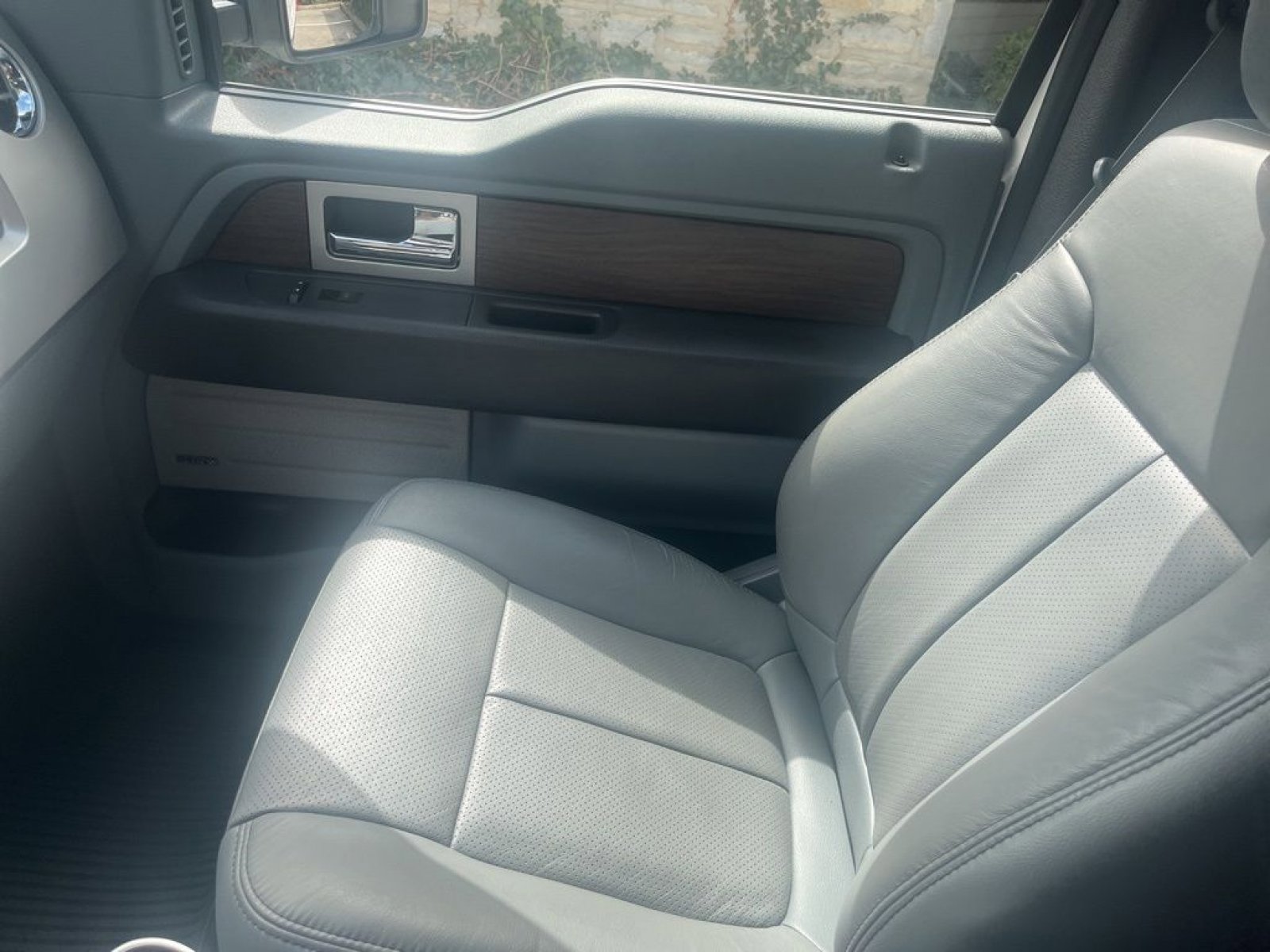 Used 2014 Ford F150 Lariat w/ Equipment Group 502A Luxury image 19