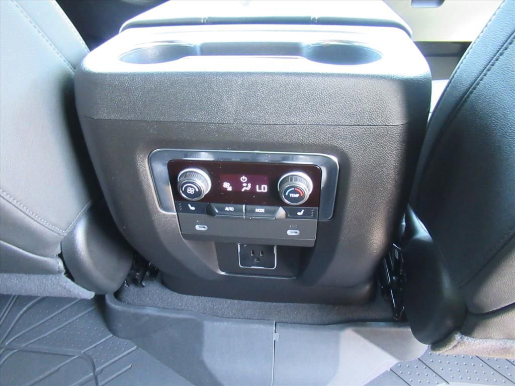 Used 2024 Chevrolet Tahoe Premier AWD/4WD image 32