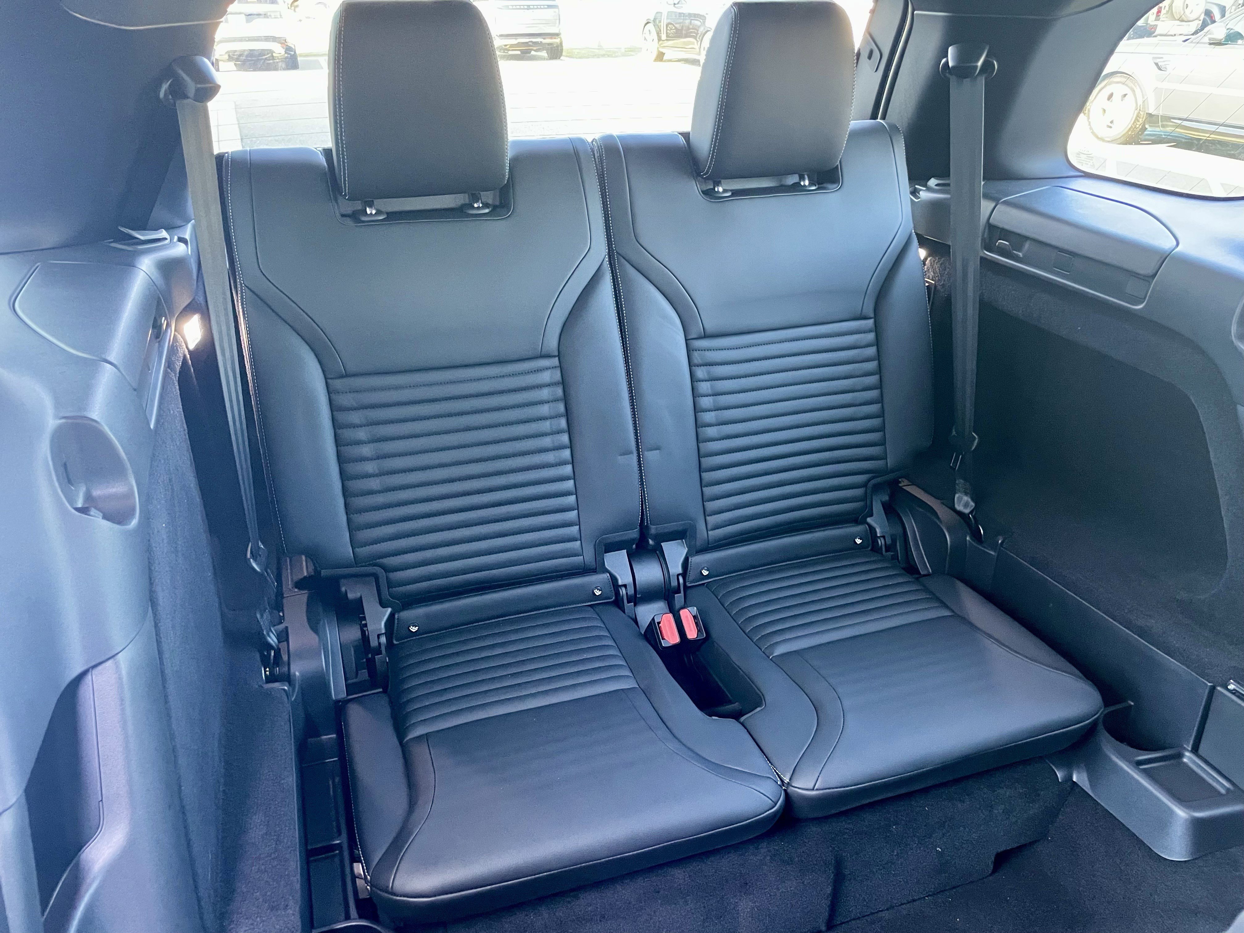 Certified 2024 Land Rover Discovery Dynamic SE image 33