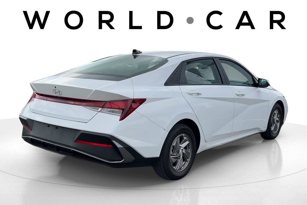 Certified 2025 Hyundai Elantra SE image 3