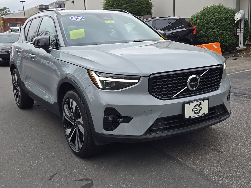 Certified 2025 Volvo XC40 B5 Ultra AWD/4WD image 3