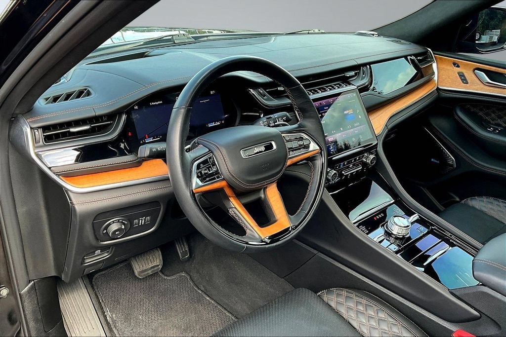 Used 2025 Jeep Grand Cherokee Summit AWD/4WD image 19