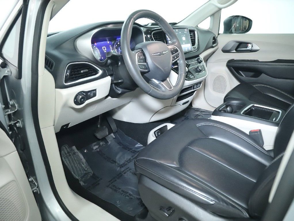 Used 2023 Chrysler Pacifica Touring-L FWD image 16