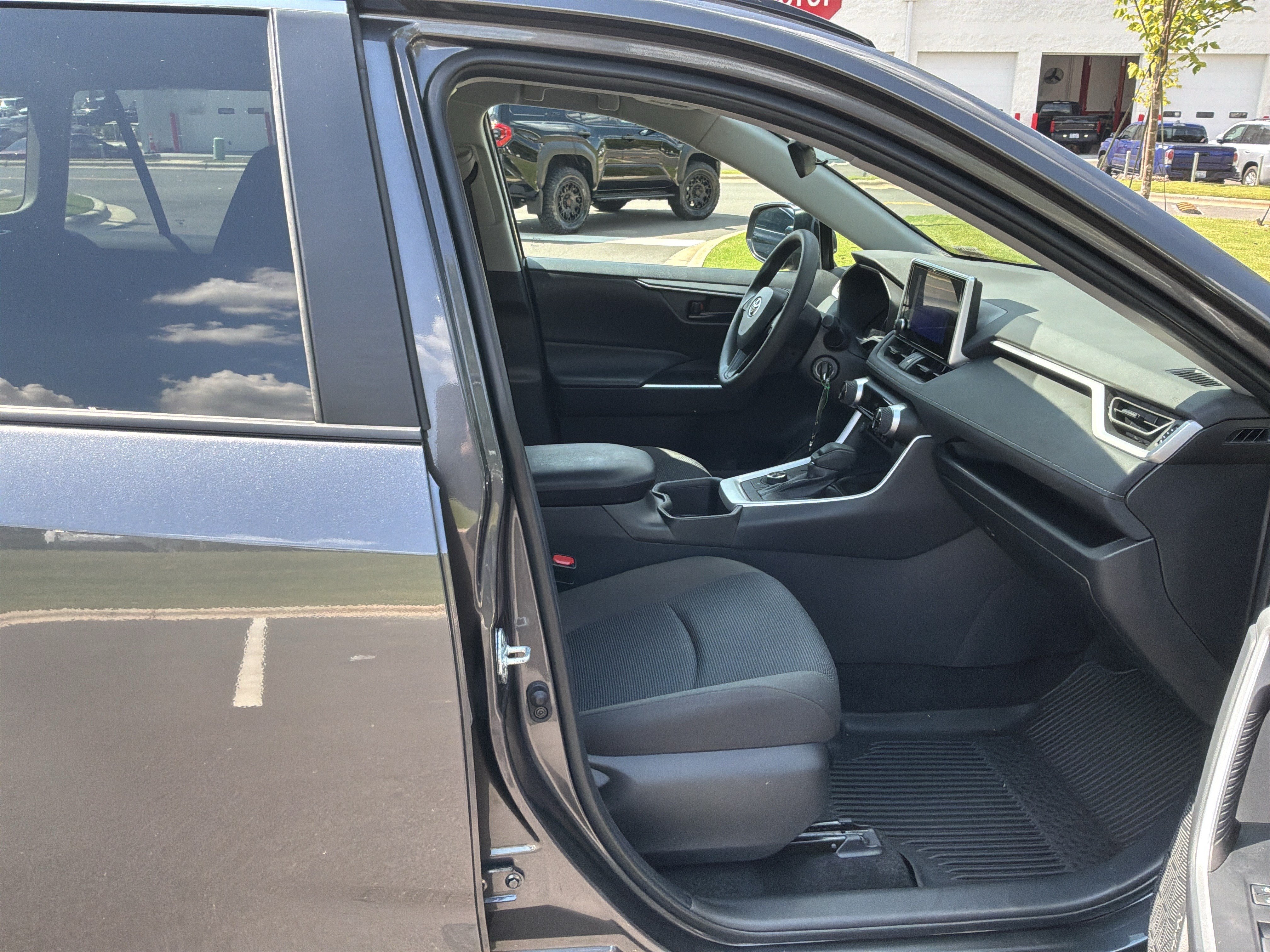 Used 2024 Toyota RAV4 LE AWD/4WD image 32