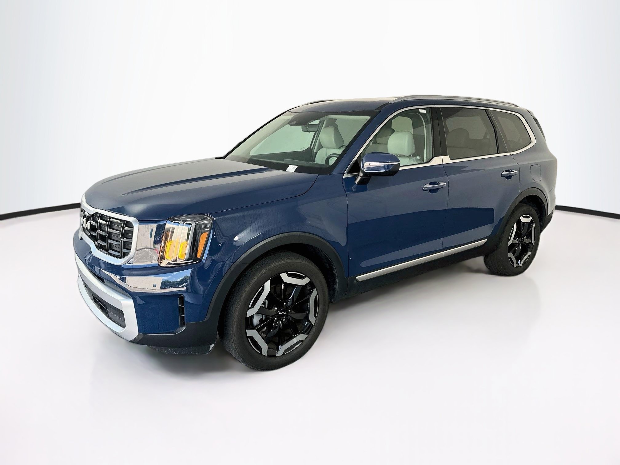 Used 2025 Kia Telluride S FWD image 3