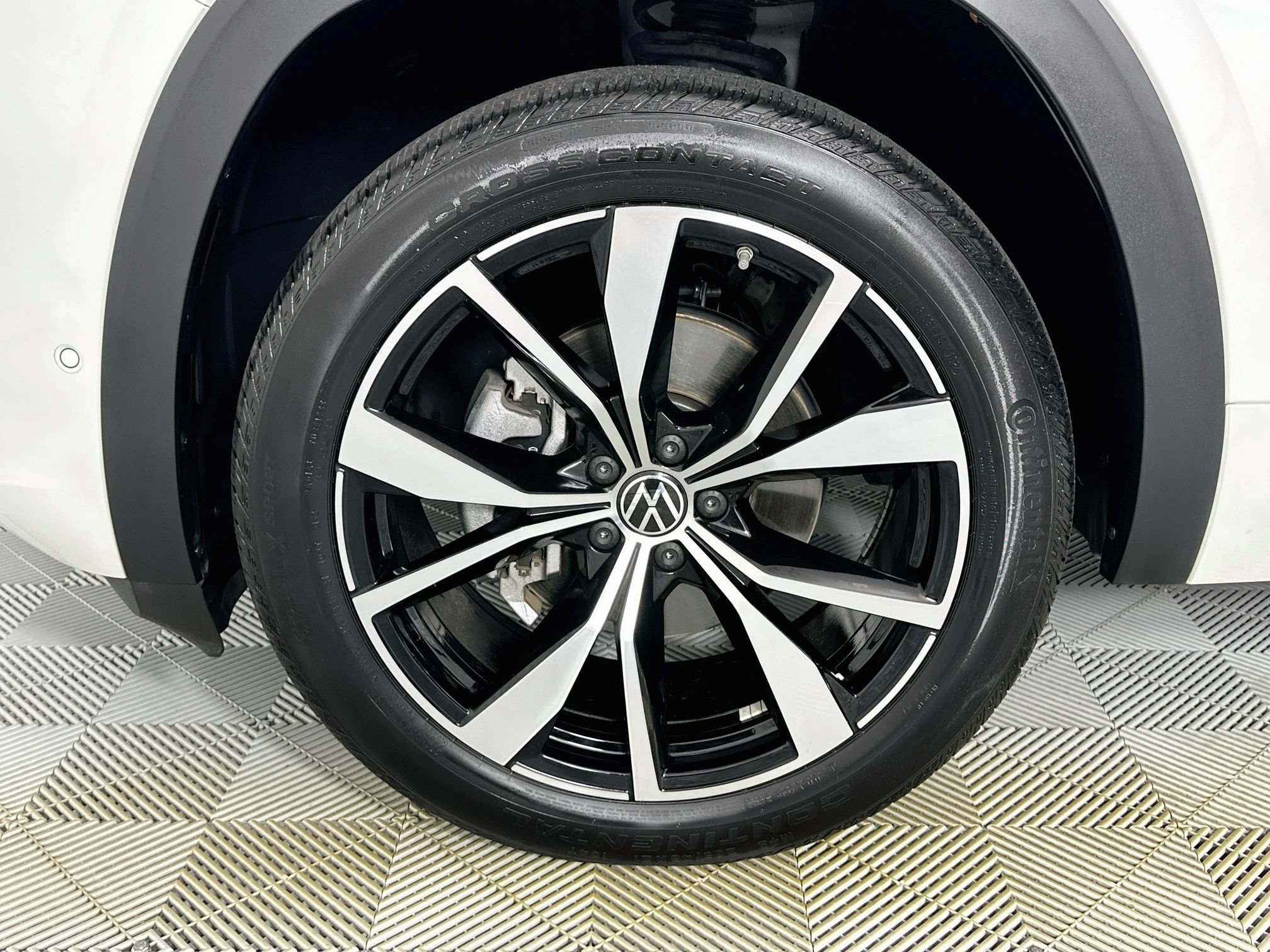 Used 2024 Volkswagen Atlas SEL Premium R-Line AWD/4WD image 9