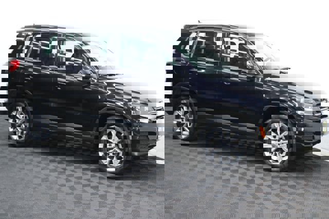 Used 2017 Volkswagen Tiguan Limited w/ Alloy Wheels Package image 3