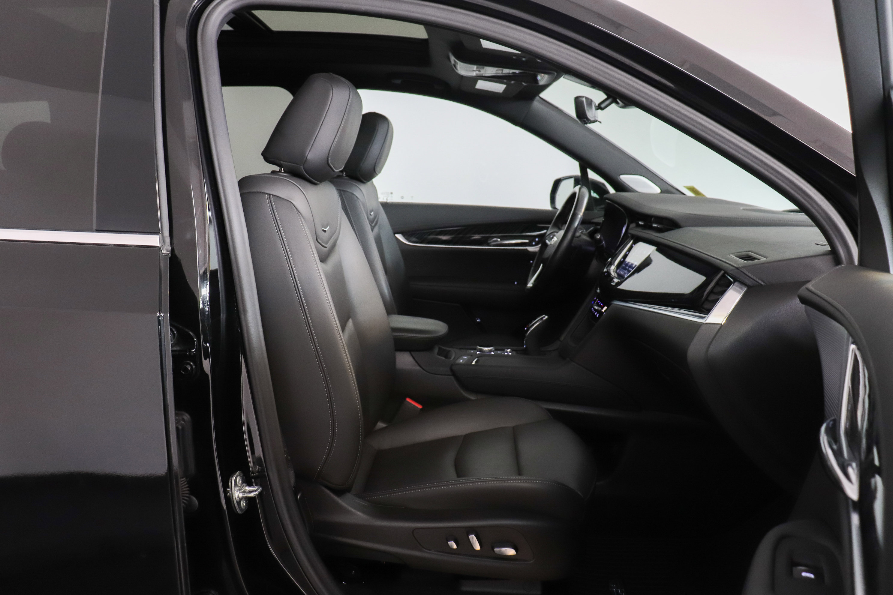 Used 2024 Cadillac XT6 Premium Luxury w/ Technology Package AWD/4WD image 17