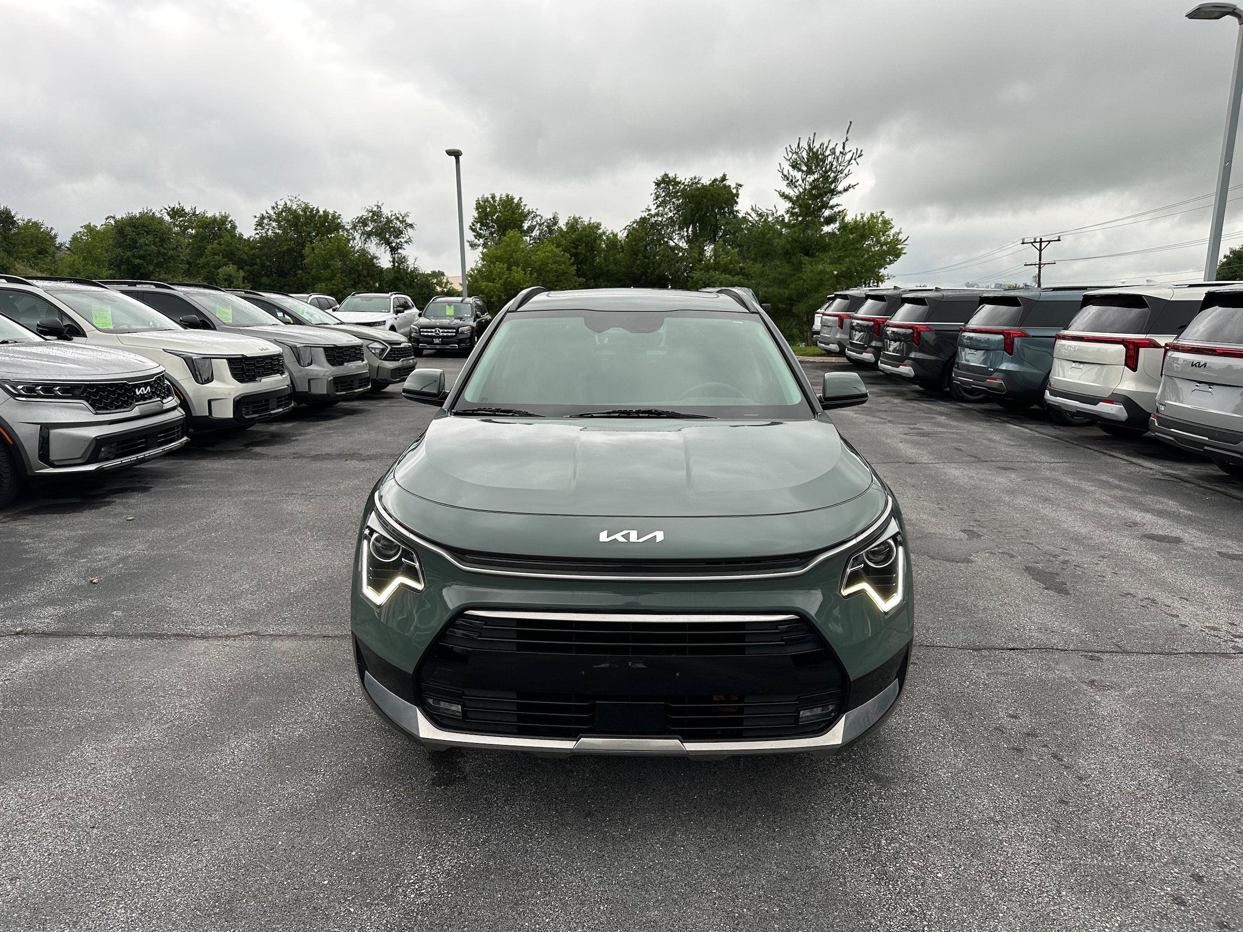 Used 2024 Kia Niro EX Touring FWD image 2