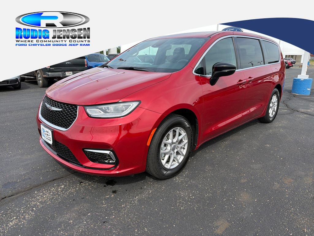 Used 2025 Chrysler Pacifica Select FWD 360° Tour