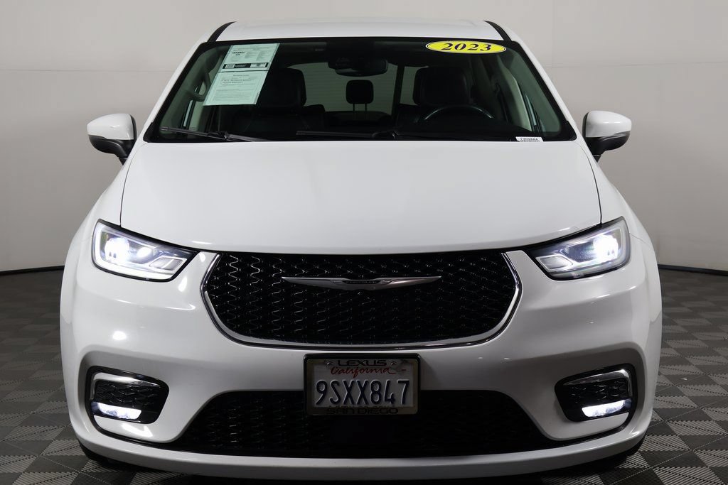 Used 2023 Chrysler Pacifica Touring-L FWD image 2