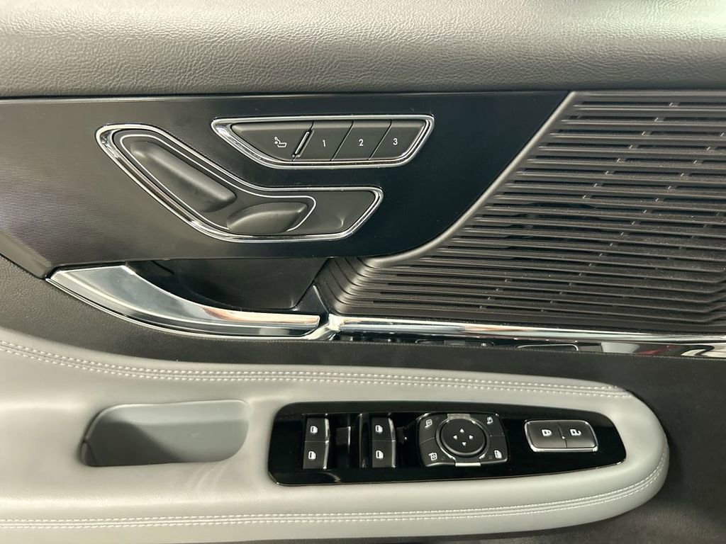 Used 2022 Lincoln Corsair Standard w/ Equipment Group 101A image 10