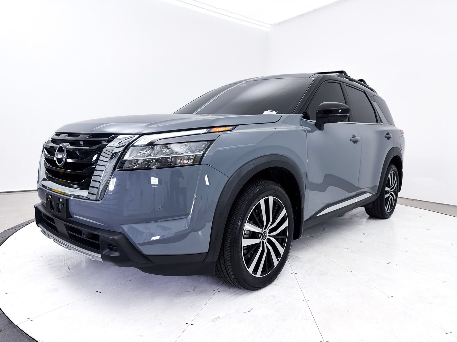 Used 2024 Nissan Pathfinder Platinum FWD image 16