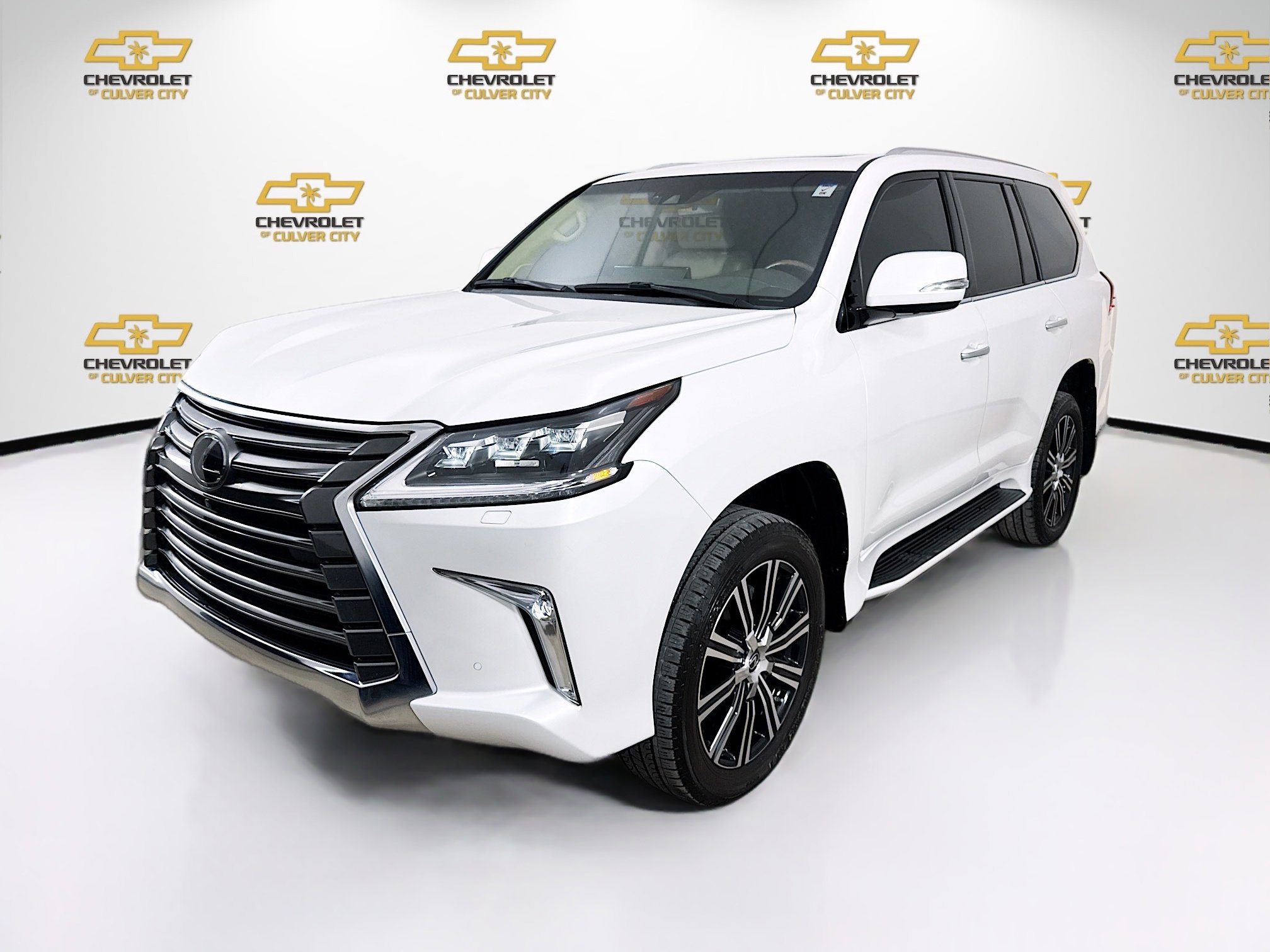 Used 2020 Lexus LX 570 4WD w/ 3rd Row & Luxury Pkg image 3
