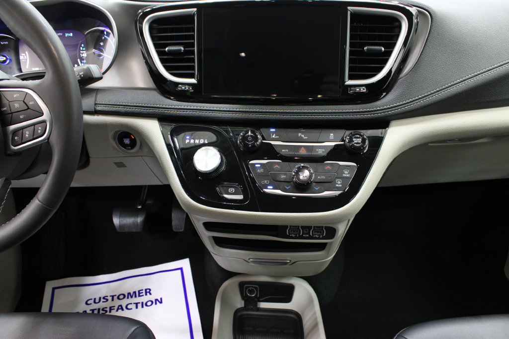 Used 2024 Chrysler Pacifica Limited FWD image 24
