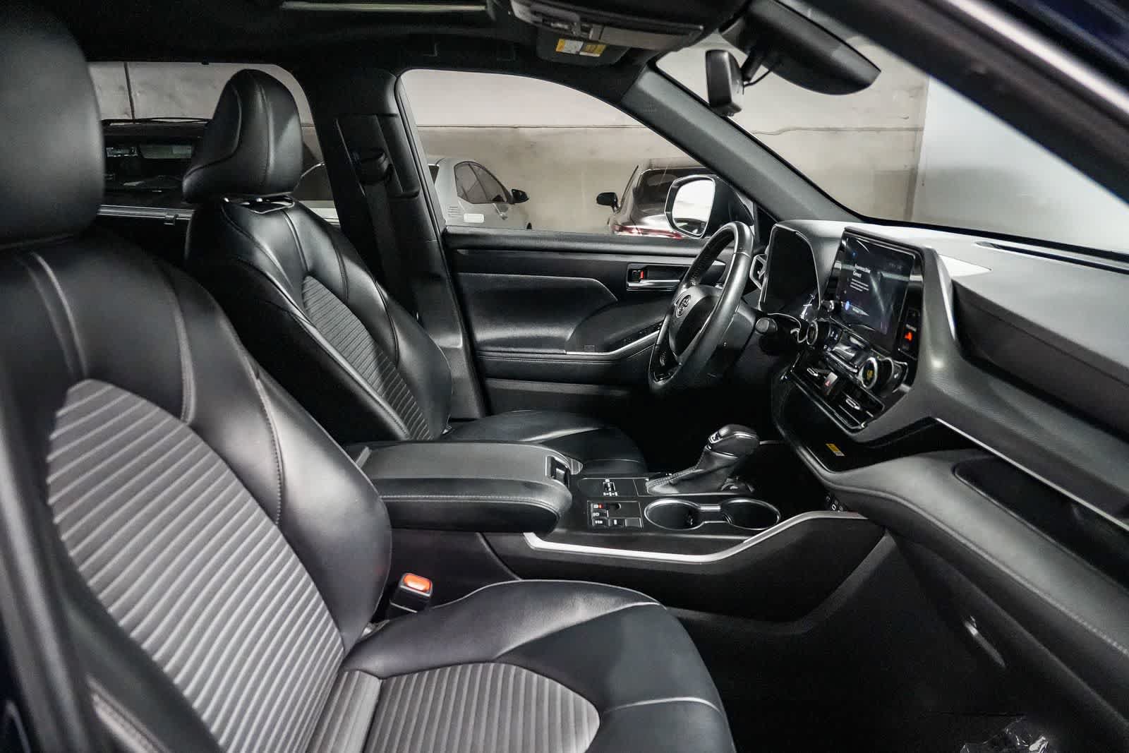 Used 2023 Toyota Highlander XSE FWD image 14