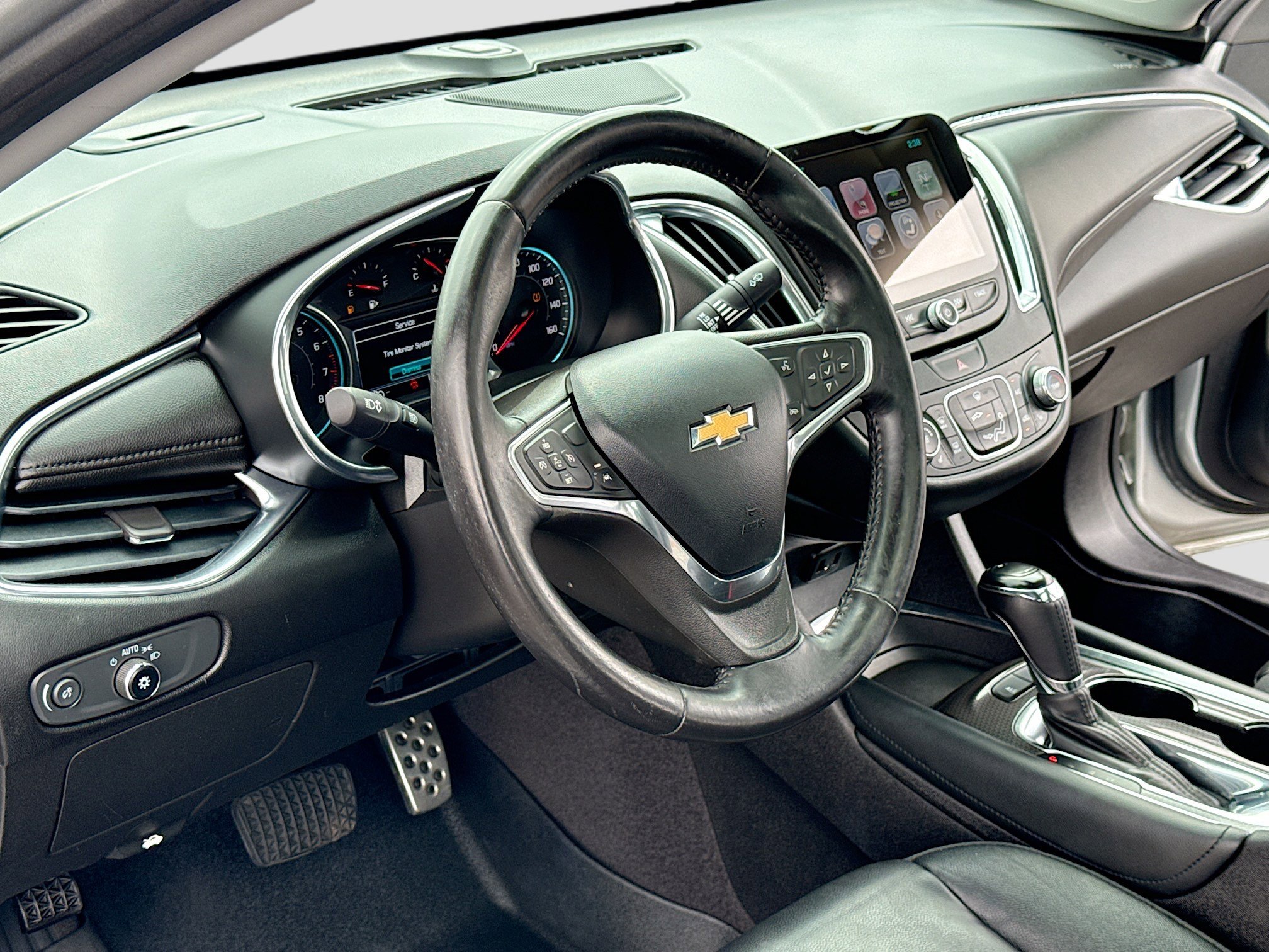 Used 2017 Chevrolet Malibu LT w/ Leather Package FWD image 4