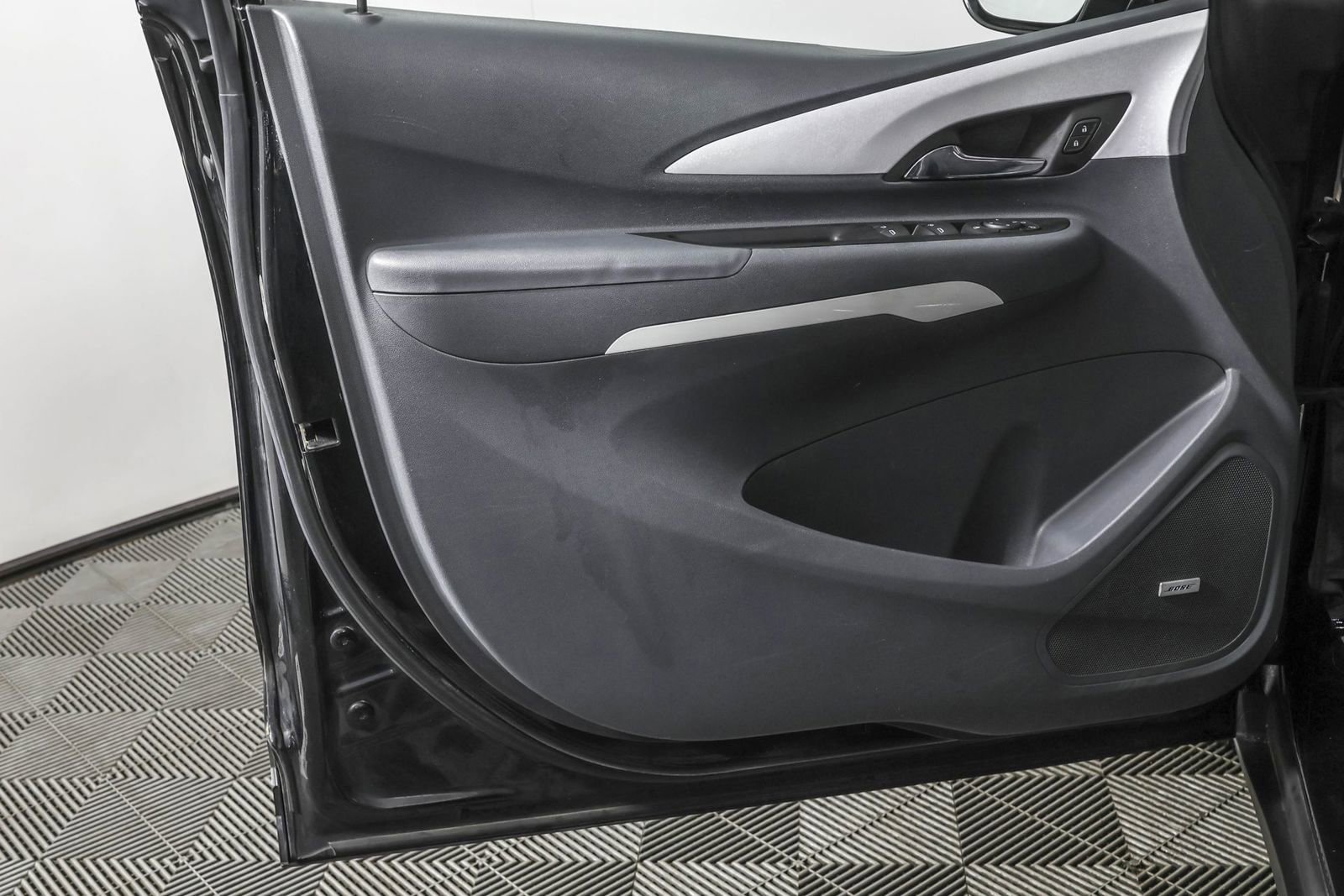 Used 2019 Chevrolet Bolt Premier w/ Infotainment Package image 32