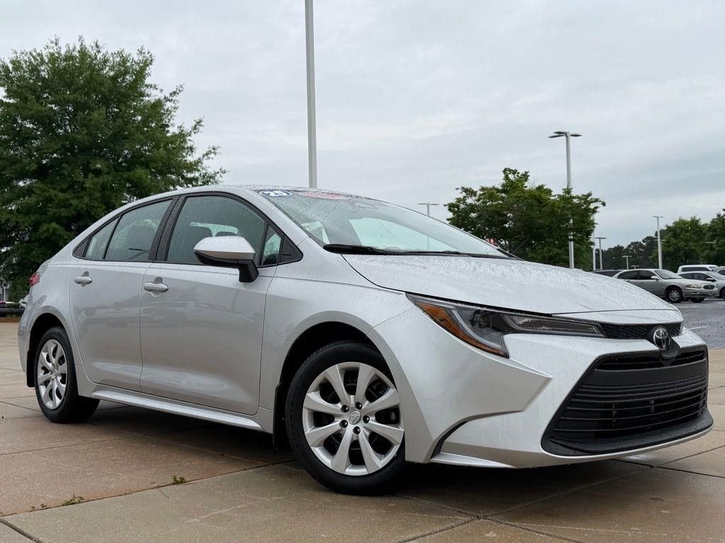 Used 2025 Toyota Corolla LE FWD image 2