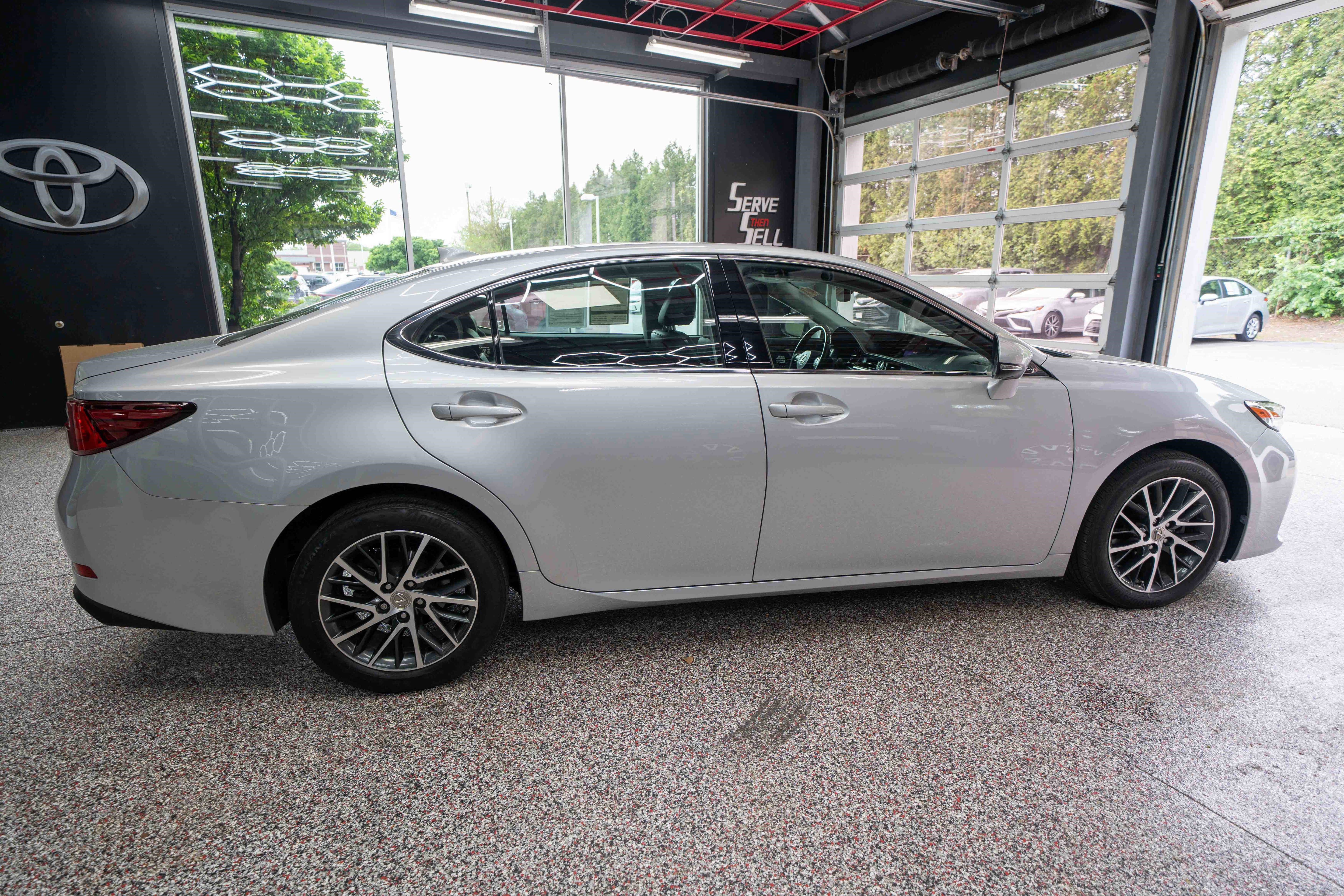 Used 2016 Lexus ES 350 w/ Premium Package w/Wood Trim FWD image 4