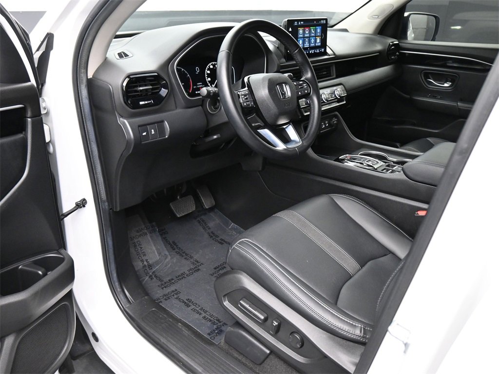 Used 2025 Honda Pilot Touring image 2