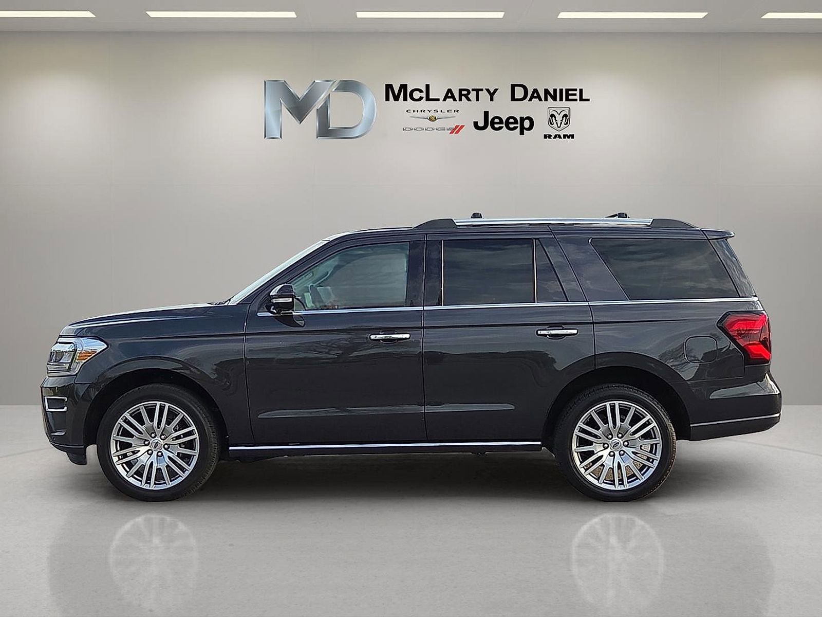 Used 2024 Ford Expedition Limited AWD/4WD image 3