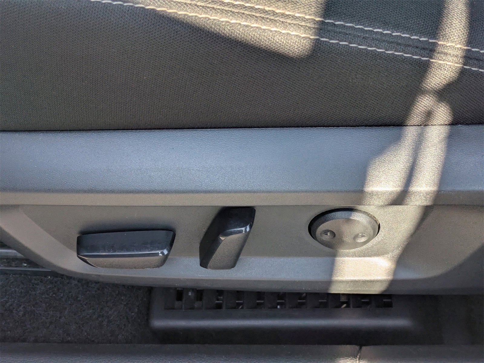 Used 2024 Nissan Rogue SV image 21