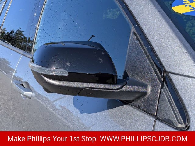 Used 2025 Chevrolet Traverse RS FWD image 11