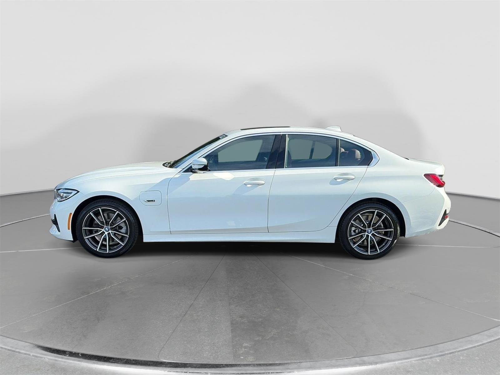 Certified 2022 BMW 330e xDrive w/ Premium Package AWD/4WD image 2