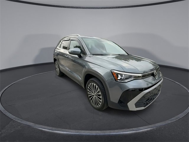 Used 2025 Volkswagen Taos SE image 2