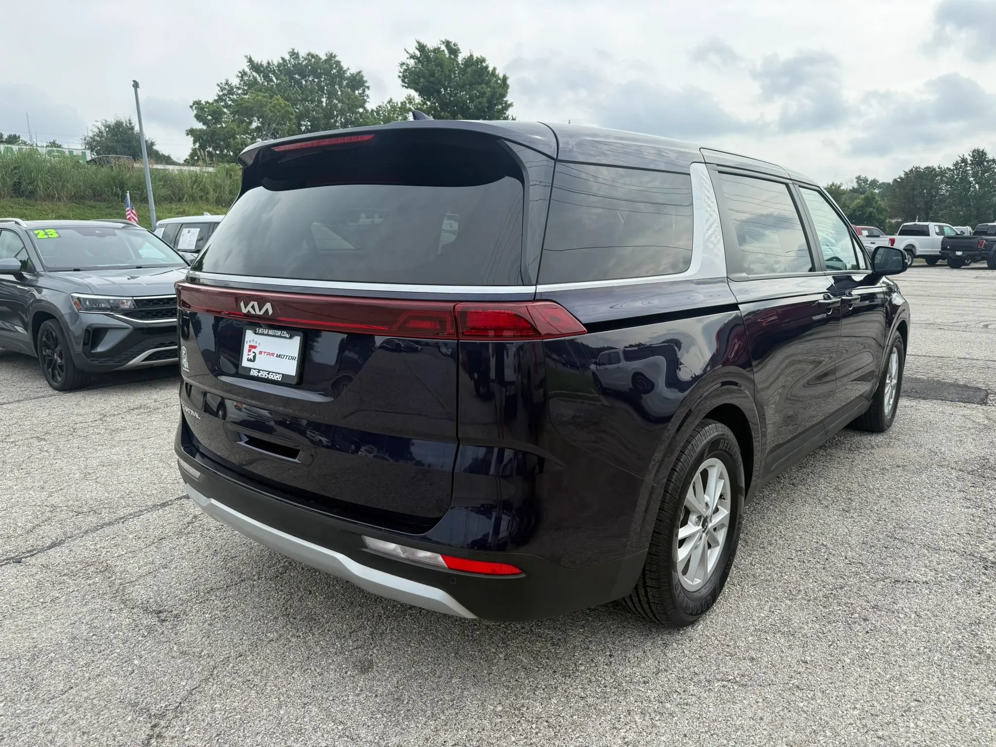 Used 2024 Kia Carnival LX FWD image 3