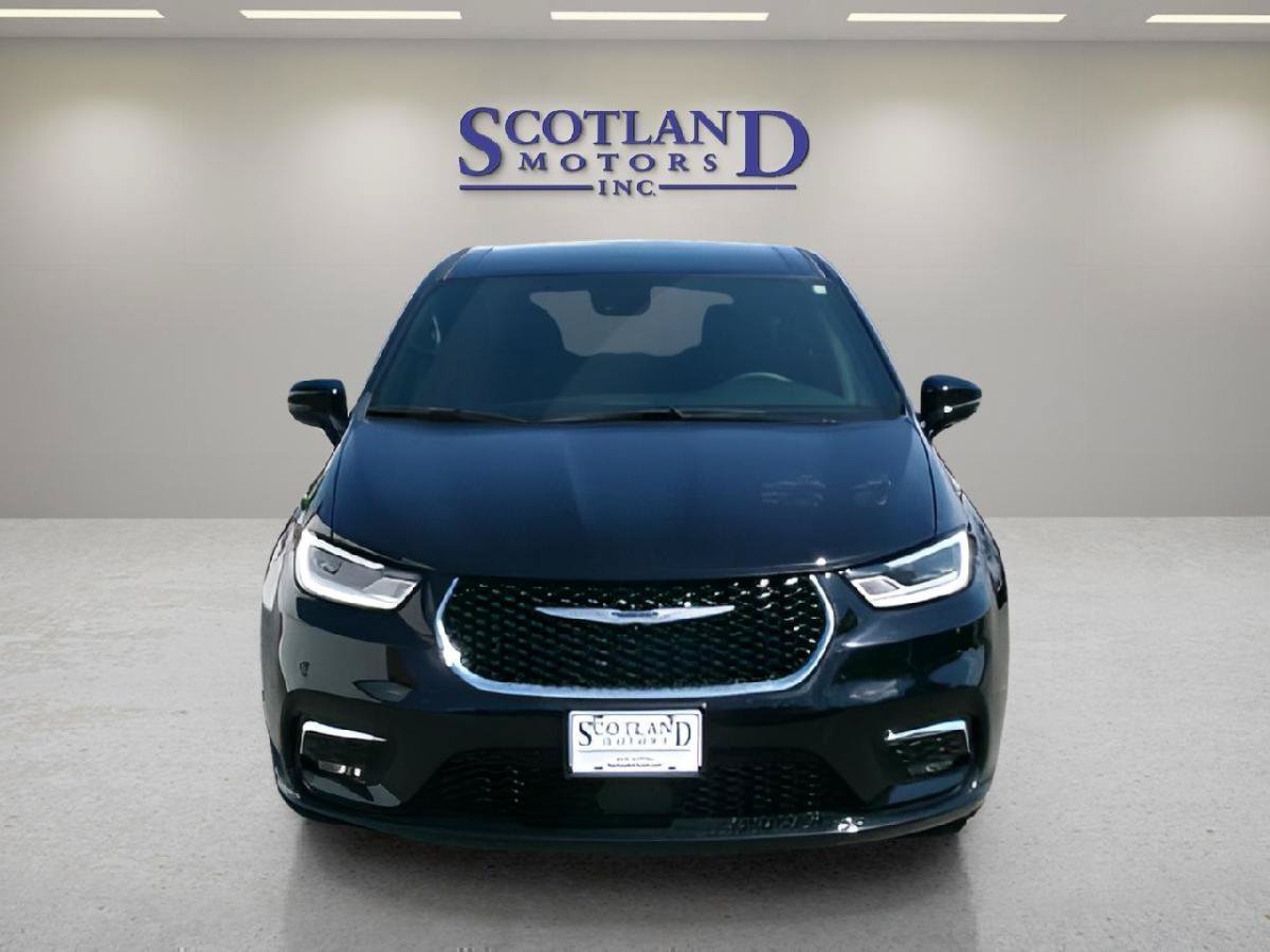 Used 2025 Chrysler Pacifica Select FWD image 3