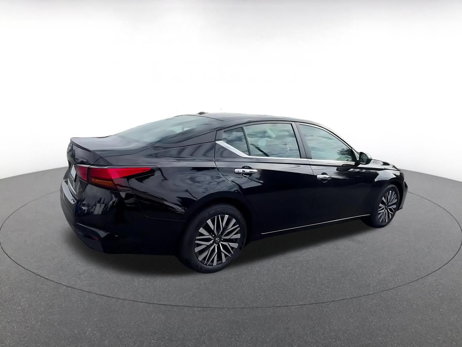Used 2025 Nissan Altima 2.5 SV FWD image 14
