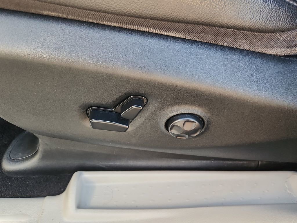 Used 2020 Chrysler Pacifica Touring-L FWD image 8