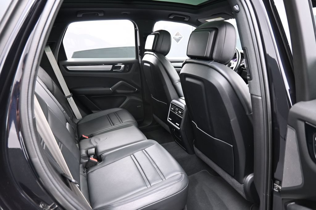 Certified 2022 Porsche Cayenne Platinum Edition AWD/4WD image 28
