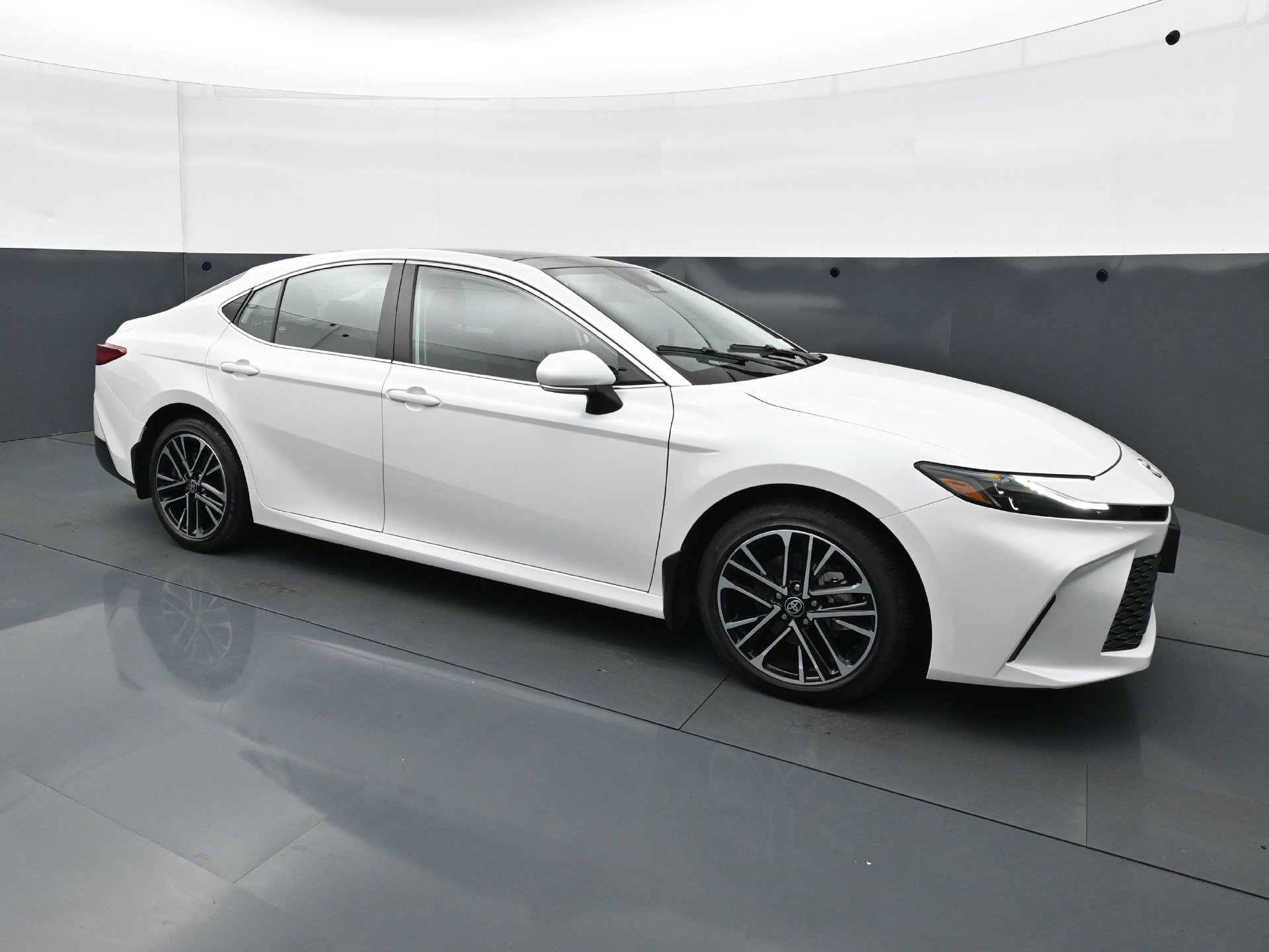 Used 2025 Toyota Camry XLE AWD/4WD image 9