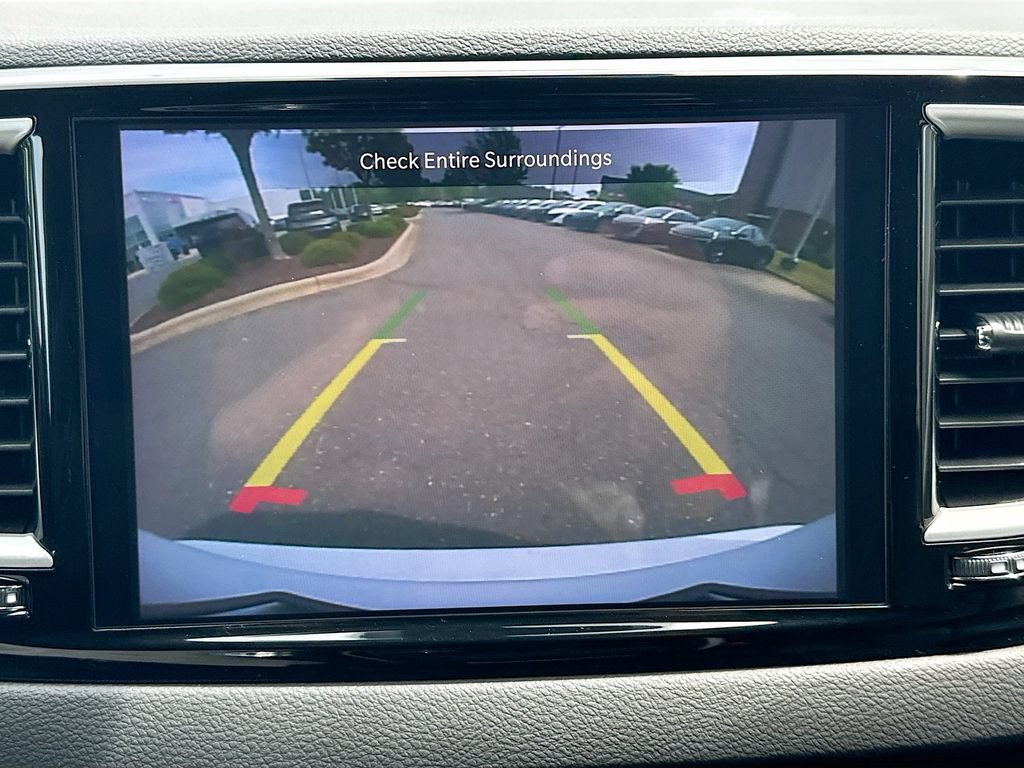 Used 2024 Chrysler Pacifica Touring-L FWD image 16
