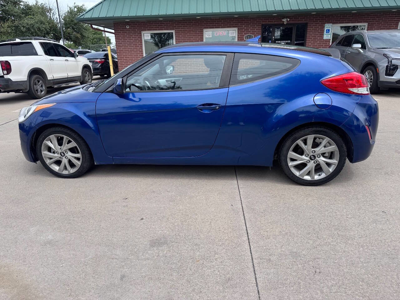 Used 2016 Hyundai Veloster FWD image 12