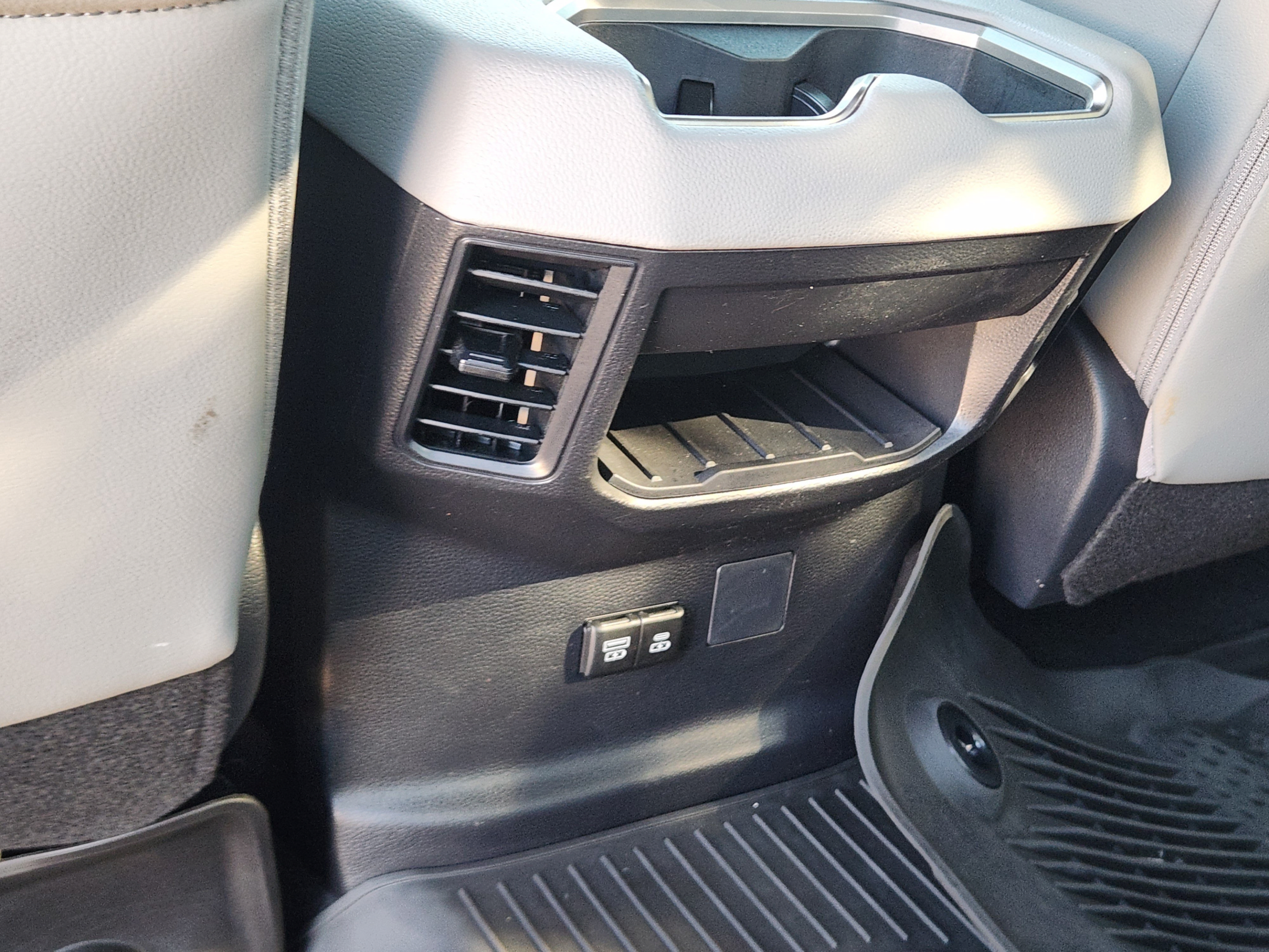 Used 2025 Toyota Tundra Limited AWD/4WD image 25