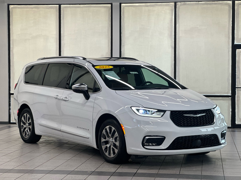 Used 2025 Chrysler Pacifica Pinnacle