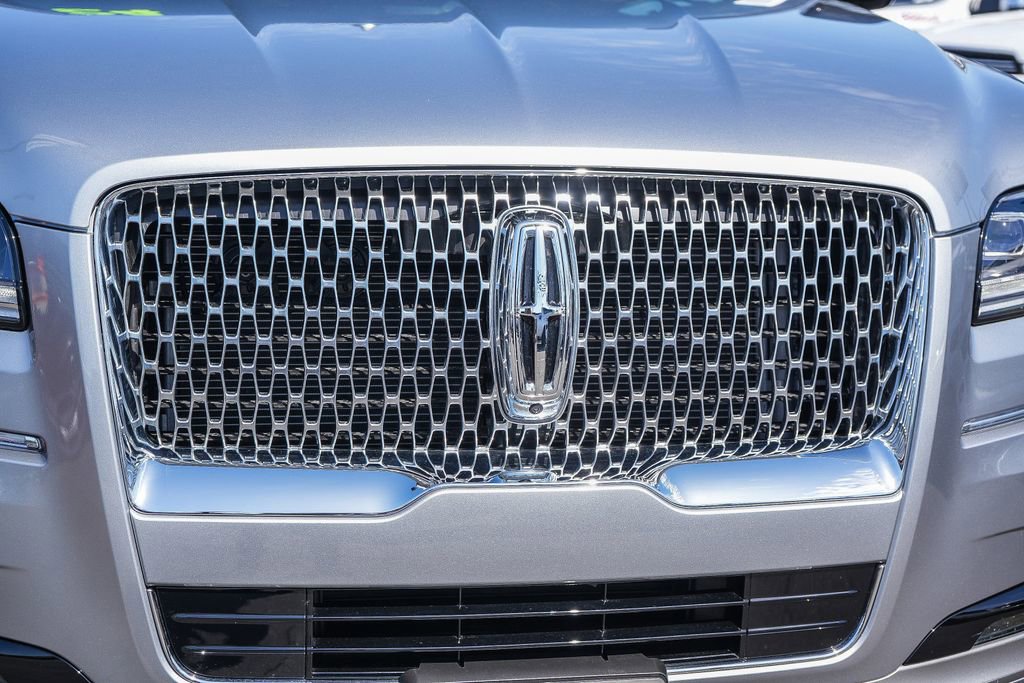 Used 2024 Lincoln Navigator Premiere AWD/4WD image 6