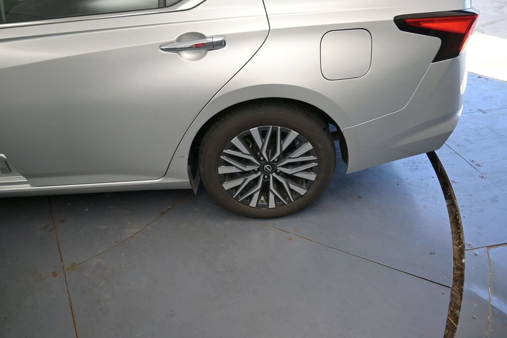 Used 2024 Nissan Altima 2.5 SV FWD image 17