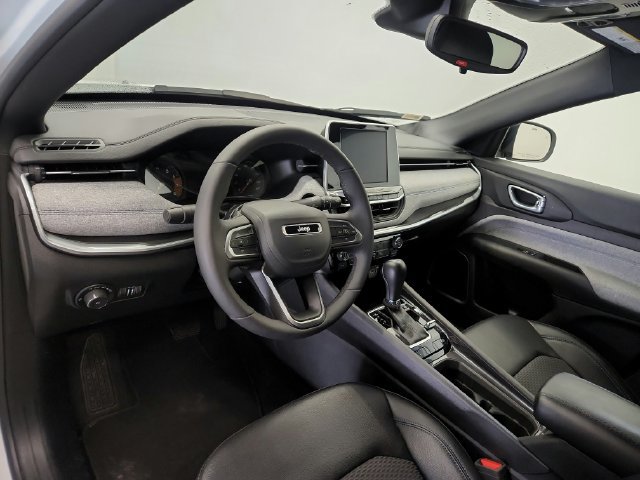 Used 2025 Jeep Compass Latitude AWD/4WD image 13