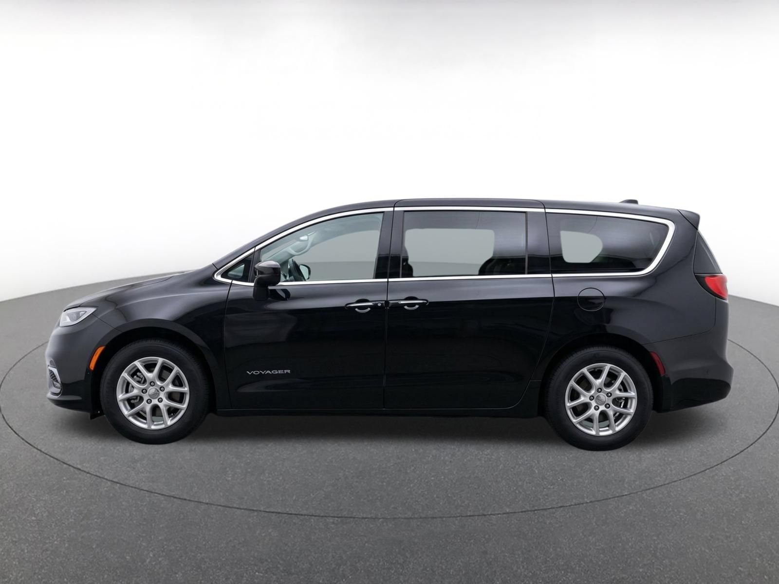 Used 2024 Chrysler Voyager LX FWD image 4