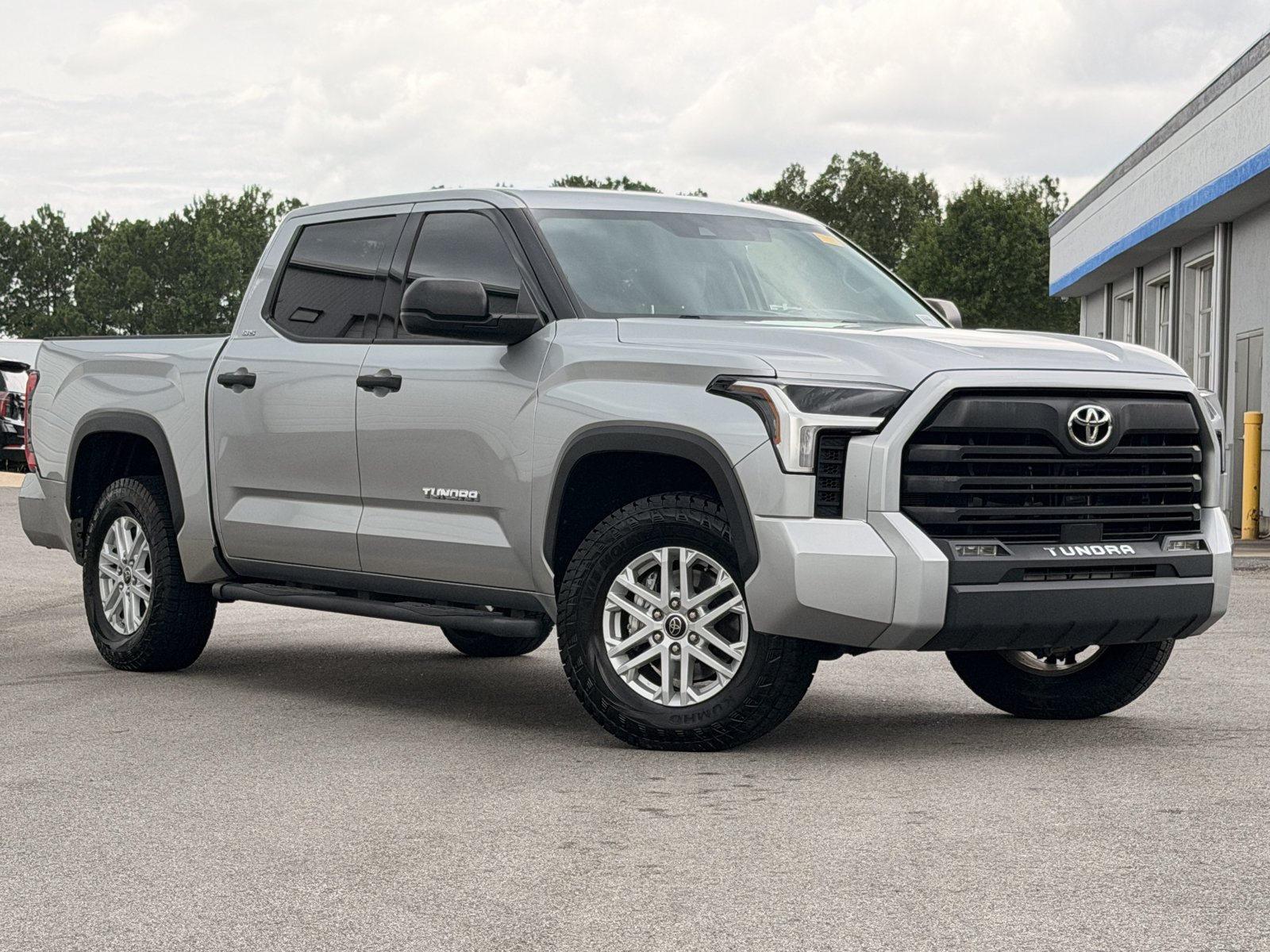 Used 2022 Toyota Tundra SR5 AWD/4WD image 2