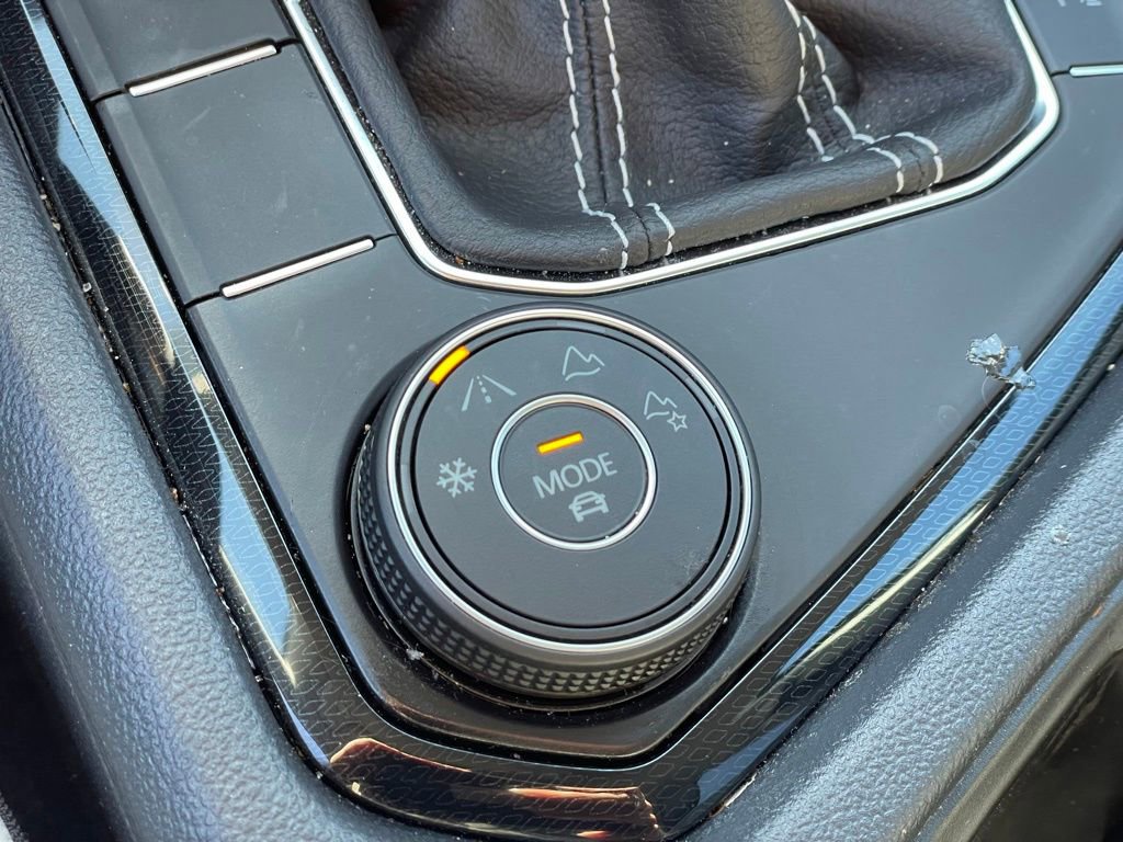 Certified 2025 Volkswagen Taos SE w/ Panoramic Sunroof Package image 21