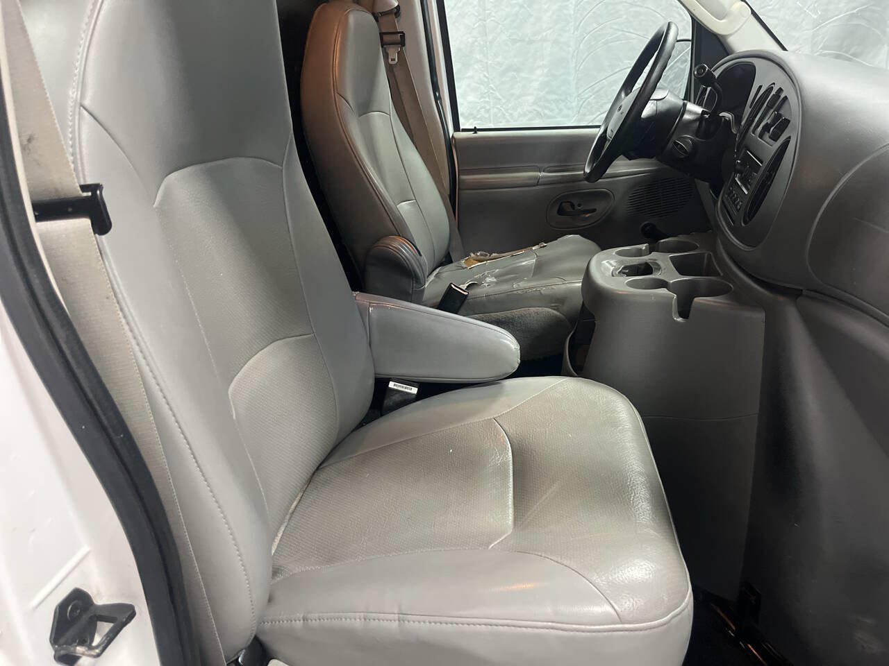 Used 2005 Ford E-150 and Econoline 150 RWD image 11