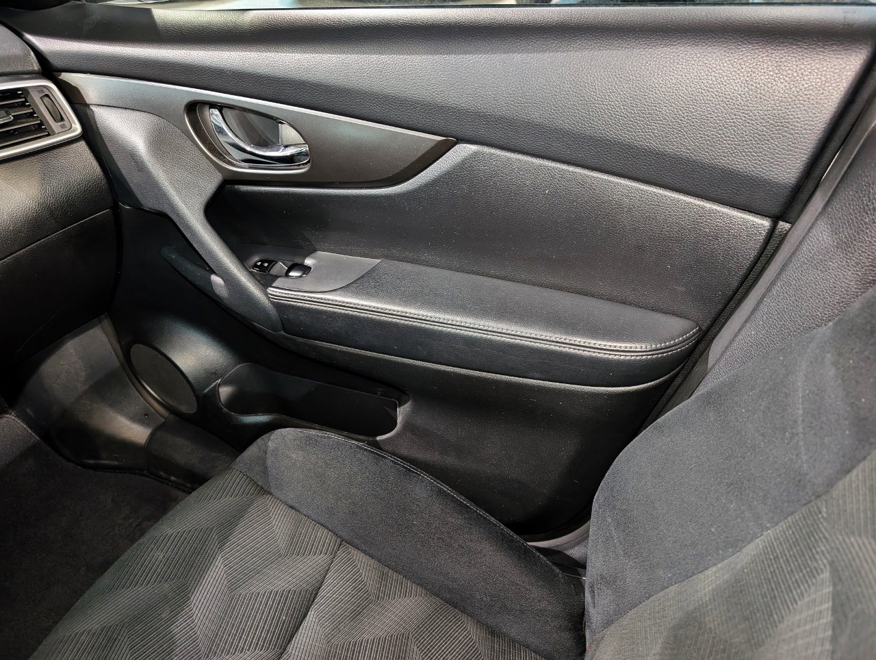 Used 2015 Nissan Rogue SV w/ SV Premium Package image 39