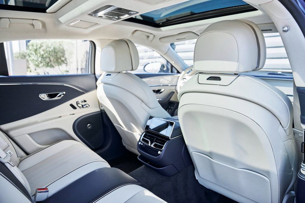 Used 2024 Bentley Flying Spur V8 image 37