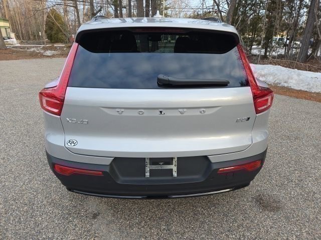 Used 2023 Volvo XC40 B5 Plus w/ Driver Assist Package image 4